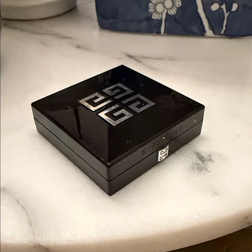 GivenchyPowder Prisme Libre Blurring & Color-Correcting Matte Pressed
